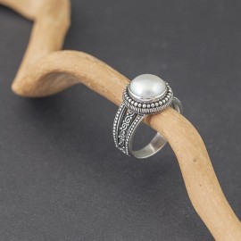 Srebrny pierścionek z perłą (rozm.18)