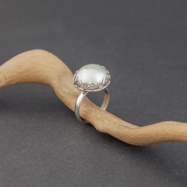 Srebrny pierścionek z perłą (rozm.16)