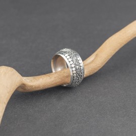 Srebrny pierścionek w balijskim stylu