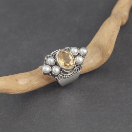 Srebrny pierścionek z cytrynem i perłami