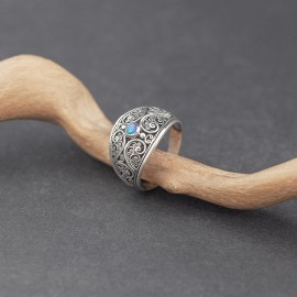 Srebrny pierścionek z opalem australijskim