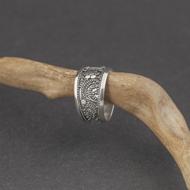 Srebrny ozdobny pierścionek