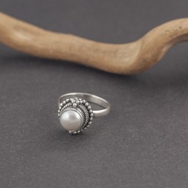 Srebrny pierścionek z perłą (rozm.16)