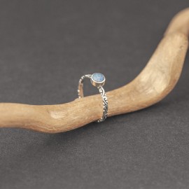 Srebrny pierścionek z opalem australijskim