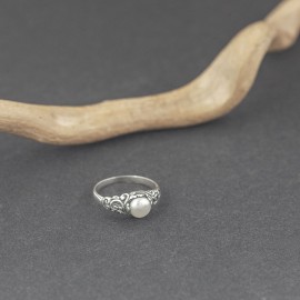 Srebrny pierścionek z perłą (rozm.11)