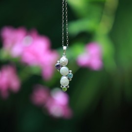 Srebrny wisiorek z perłami i kamieniami naturalnymi