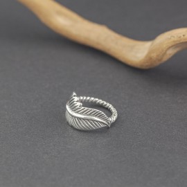 Srebrny pierścionek z motywem roślinnym