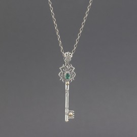 Srebrny kluczyk z kwarcem zielonym i złotem 18K