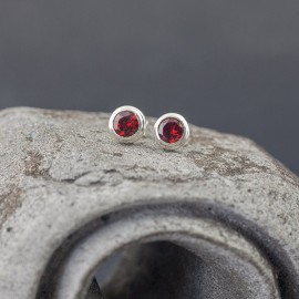 Srebrne sztyfty z granatem