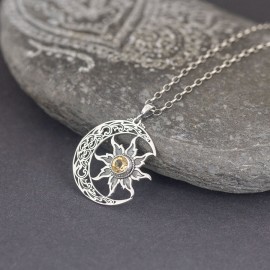 Srebrny wisiorek z motywem słońca i księżyca