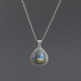 Srebrny wisiorek z labradorytem