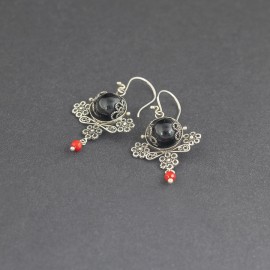 Srebrne kolczyki z onyksem i koralem