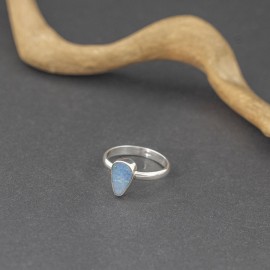 Srebrny pierścionek z opalem australijskim