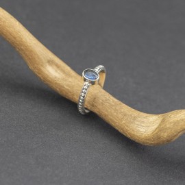 Srebrny pierścionek z kyanitem