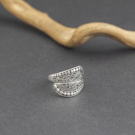 Srebrny pierścionek w orientalnym stylu