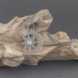 Srebrny naszyjnik z motywem słońca i księżyca