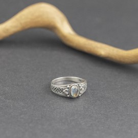 Srebrny pierścionek z kamieniem księżycowym