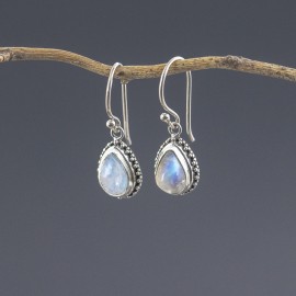 Srebrne kolczyki z kamieniem księżycowym