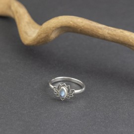 Srebrny pierścionek z kamieniem księżycowym