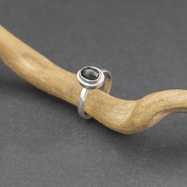 Srebrny pierścionek z szafirem gwiaździstym