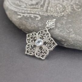 Srebrny kwiat z błękitnym topazem