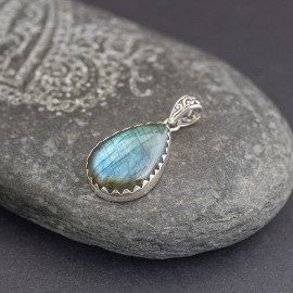 Srebrny wisiorek z labradorytem