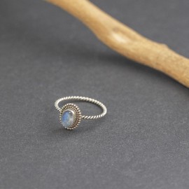 Srebrny pierścionek z kamieniem księżycowym