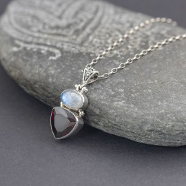 Srebrny wisiorek z granatem i kamieniem księżycowym