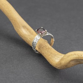 Srebrny pierścionek z granatem (rozm.14)