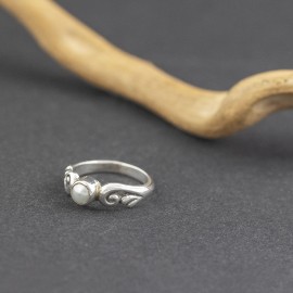 Srebrny pierścionek z perłą (rozm.16)