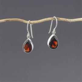 Srebrne kolczyki z granatem