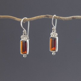 Srebrne kolczyki z granatem