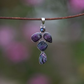 Srebrny wisiorek z czaroitem i perłą