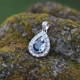 Srebrny wisiorek z błękitnym topazem