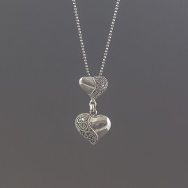 Srebrny naszyjnik z motywem dwóch serc