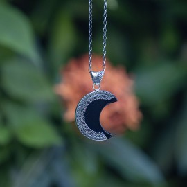 Księżyc z onyksem - srebrny wisiorek