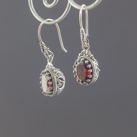 Srebrne kolczyki z kamieniami granatu