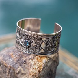Srebrna bransoleta z błękitnym topazem