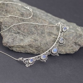 Srebrny naszyjnik z kamieniem księżycowym