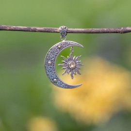 Srebrny wisior z motywem słońca i księżyca