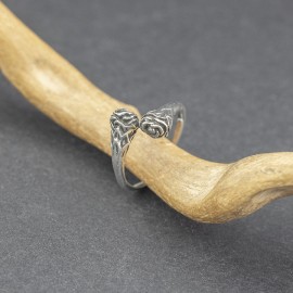 Srebrny pierścionek z motywem róż