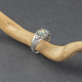 Srebrny pierścionek z kamieniem księżycowym