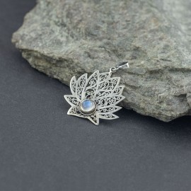 Srebrny kwiat lotosu z kamieniem księżycowym