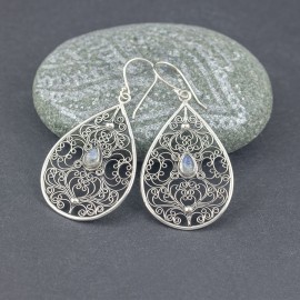 Srebrne kolczyki z kamieniem księżycowym