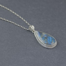 Srebrny wisior z labradorytem