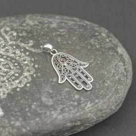 Srebrny wisiorek "Ręka Fatimy" z granatem