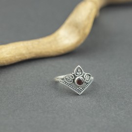 Srebrny pierścionek z granatem