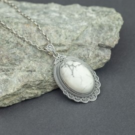 Srebrny wisiorek z howlitem