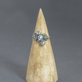 Srebrny pierścionek z kamieniem księżycowym