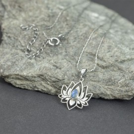 Srebrny naszyjnik z motywem kwiatu lotosu